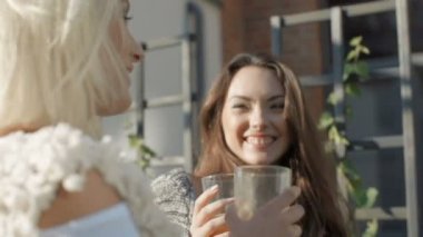 Ayakta ve açık parti sırasında konuşurken iki mutlu çekici kızlar.