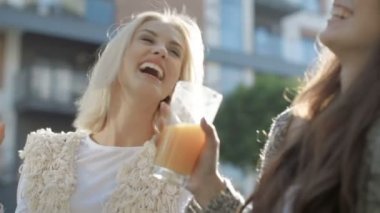 Ayakta ve açık parti sırasında konuşurken iki mutlu çekici kızlar.