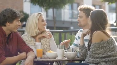 Dış taraf arka bahçesinde de yemek keyfi arkadaş grubu.