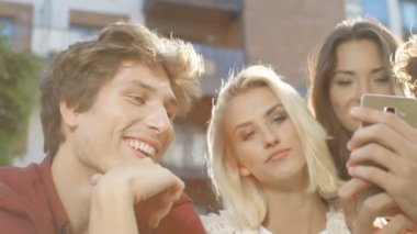 Telefonunuzun ve güneşli gün boyunca arkadaş grubu.