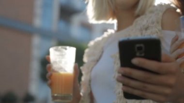 Seyir akıllı telefon ve eğleniyor, açık iki mutlu genç kız. 