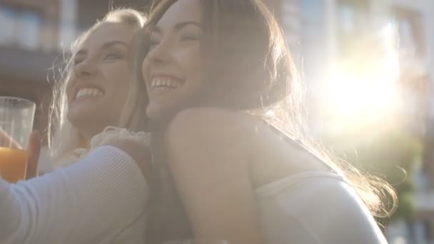 Duas jovens mulheres tomando selfie com telefone celular. — Vídeo de Stock