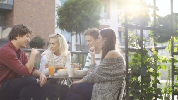 Grupo de amigos disfrutando de la comida en la fiesta al aire libre en el patio trasero . — Vídeo de stock