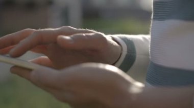 Erkek elinde istimal hareket eden telefon, açık yakın çekim.
