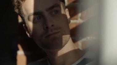 Düşünceli genç adam bir pencereden bakan.