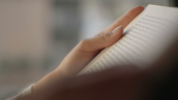 Close-up van vrouwelijke handen lezen van een boek. — Stockvideo