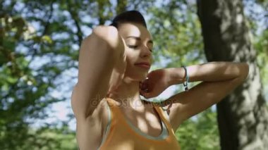 Genç kadının egzersizleri, germe ve yoga bir parkta yaz sabahı sırasında yapması. 