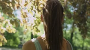 Güneşli parkta yürüyüş ve doğa genç güzel kadın.