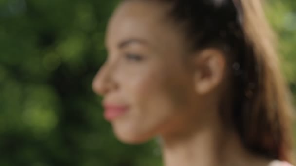 Chica bastante joven sonriendo a una cámara . — Vídeos de Stock