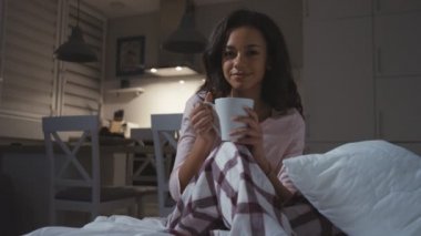 Genç kız evde rahatlatıcı zaman harcama.