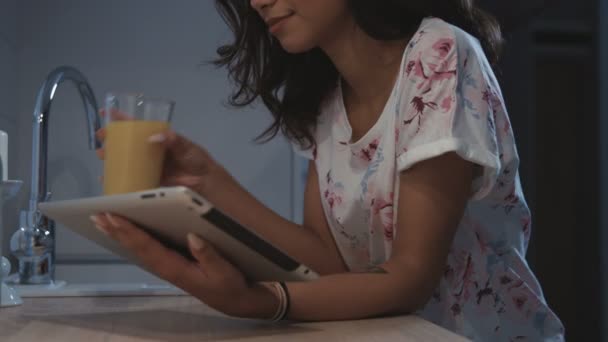 Žena doma pomocí tabletového počítače. — Stock video