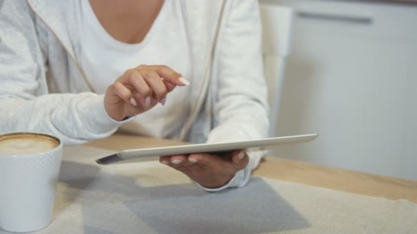 아름 다운 젊은 아프리카계 미국인 여자는 부엌에서 태블릿 컴퓨터를 사용 하 여. — 비디오