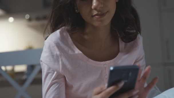 Gelukkig jong vrouw met behulp van mobiele telefoon thuis. — Stockvideo