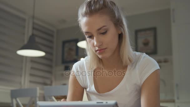 Πορτρέτο του ένα χαμογελαστό γυναίκα κάθεται με ψηφιακή δισκίο. — Αρχείο Βίντεο