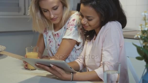 Duas meninas bonitas usando tablet em casa . — Vídeo de Stock