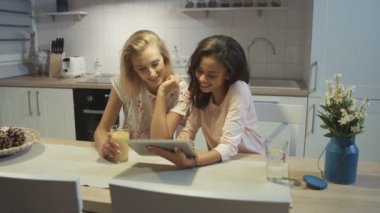 İki güzel kızlar evde tablet kullanma.