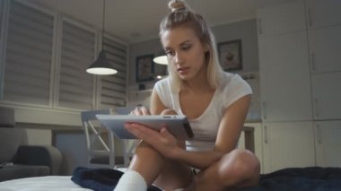 Dijital tablet ile oturan bir gülümseyen kadın portresi.