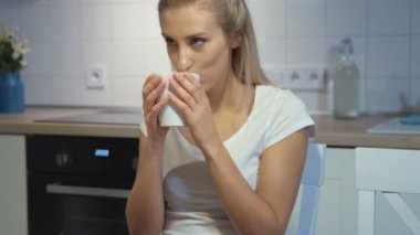 Sıcak kahve veya çay elinde tutan kadın.