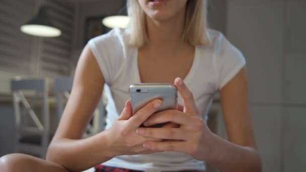 Fiatal lány otthon telefon használata. — Stock videók