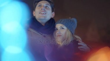 Aşk ayakta akşam ışıklar üzerinde genç mutlu çift.