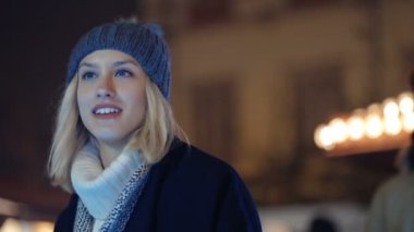 Noel pazarı, erkek arkadaşı için bekleyen genç kız.