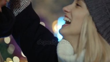 Aşk ayakta akşam ışıklar üzerinde genç mutlu çift.