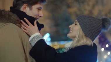 Aşk ayakta akşam ışıklar üzerinde genç mutlu çift.