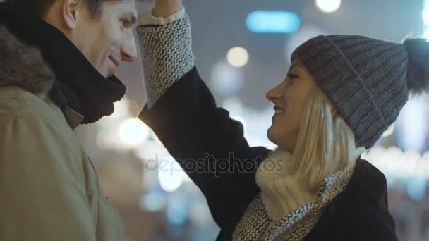 Unga lyckliga par i kärlek stående över kvällen lampor. — Stockvideo