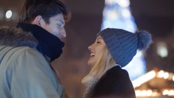 Jovem casal feliz no amor de pé sobre luzes da noite . — Vídeo de Stock