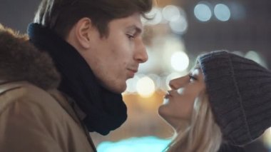 Bir şehirde akşam ışıklar üzerinde vaktinizi aşık genç mutlu çift.