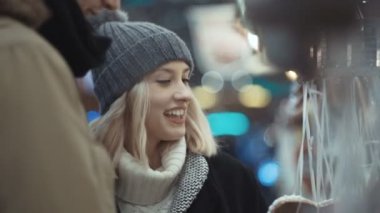 Bir şehirde akşam ışıklar üzerinde vaktinizi aşık genç mutlu çift.