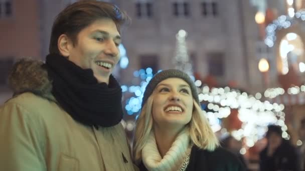 Jovem casal feliz apaixonado aproveitando o tempo ao longo das luzes da noite em uma cidade . — Vídeo de Stock