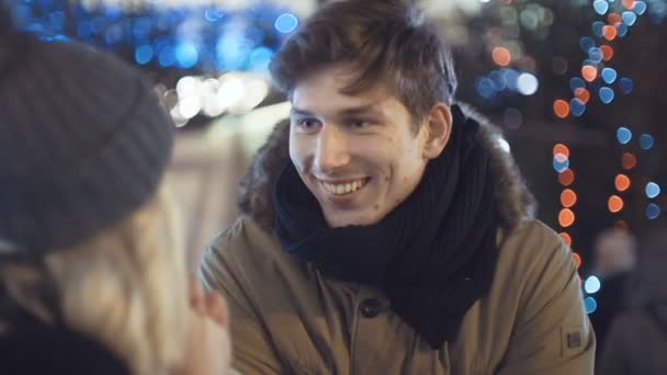 Bir şehirde akşam ışıklar üzerinde vaktinizi aşık genç mutlu çift. — Stok video