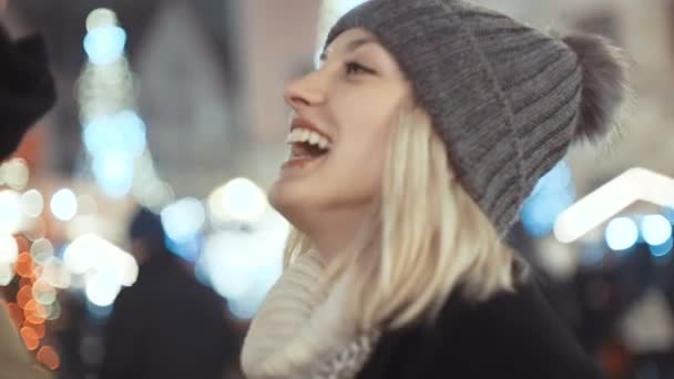 Jeune couple heureux amoureux profitant du temps sur les lumières du soir dans une ville . — Video