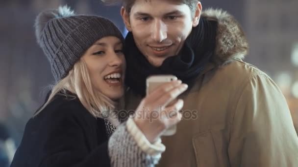 Joven feliz pareja haciendo invierno selfie al aire libre . — Vídeos de Stock