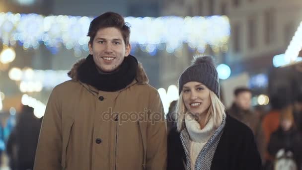 Jonge gelukkige paar verliefd genieten van tijd over de lichten 's avonds in een stad. — Stockvideo
