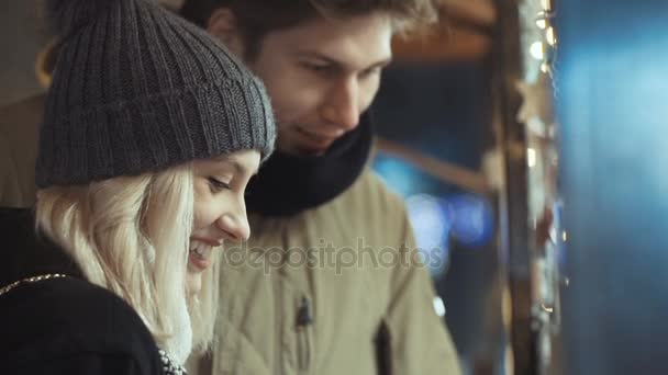 Молода щаслива пара закохана, насолоджуючись часом над вечірнім вогнем у місті . — стокове відео