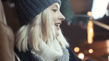 Bir Noel Pazar geceleri mutlu çekici çift.