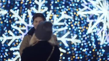 Güzel bokeh ışıklar arka plan üzerinde aşık genç mutlu çift.