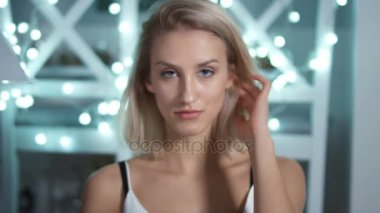 Arka plan parlayan üzerinde oynak çekici genç kadın portresi.