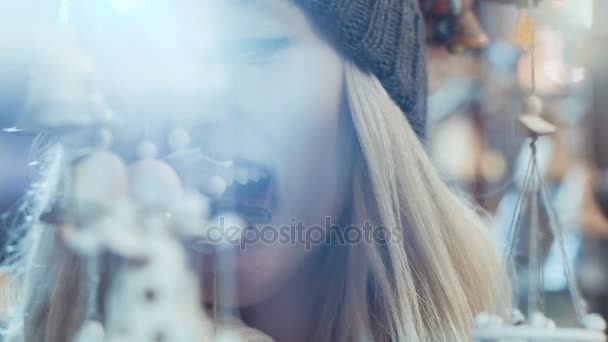 Giovane donna sorridente al mercatino di Natale in una città . — Video Stock