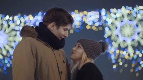 Unga lyckliga par i kärlek över vackra bokeh ljus bakgrund. — Stockvideo