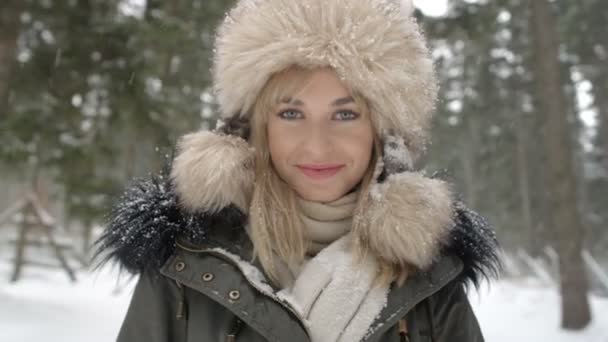 森の冬を楽しんでいる笑顔の女性の肖像画. — ストック動画