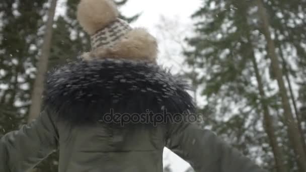 Retrato de mulher sorridente desfrutando do inverno em uma floresta . — Vídeo de Stock