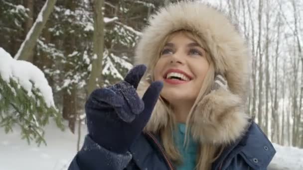 Gülümseyen kadının bir dağ ormanda kış portresi. — Stok video