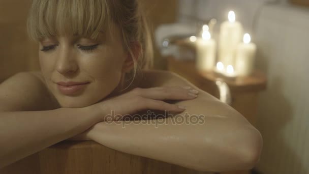 Young woman taking bath in a wooden tub. — Stock Video