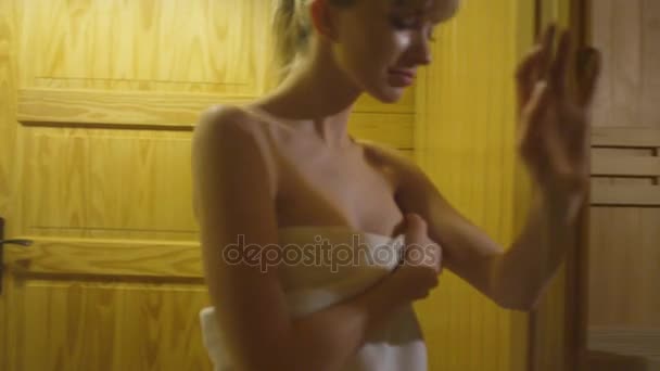 Jovem mulher bonita relaxando na sauna . — Vídeo de Stock
