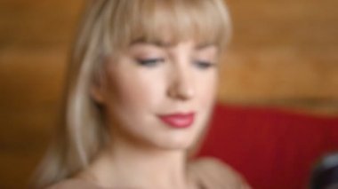 Güzel sarışın kadın evde Evet.