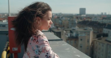 Bir çatıda vaktinizi genç güzel kadın.