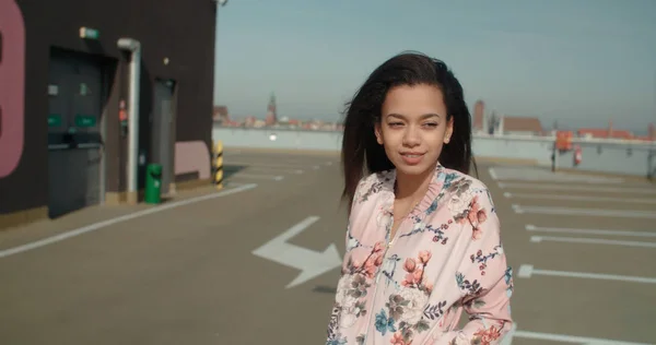 Young beautiful woman enjoying time on a rooftop. — Stock Photo, Image